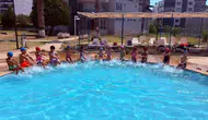 Germencik’te çocuklar yazı havuzda öğrenerek geçiriyor