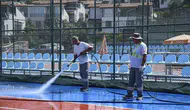 Kuşadası'nda tenis tutkunları için hijyen mesaisi