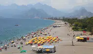 Antalya kavurucu sıcakla tanıştı sahillere akın etti