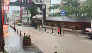 Artvin'de aniden bastıran sağanak hayatı felç etti: Yollar göle döndü