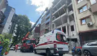 Beyoğlu’nda çatıdaki çıplak turist ekipleri alarma geçirdi