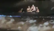 Dalgalara rağmen denize girdi, cankurtaranlar son anda yetişti
