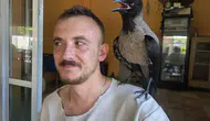 Göl kıyısında bulduğu kargayla ayrılmaz ikili oldu