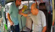 Adana trafiğinde sopalı kavga kameraya yansıdı