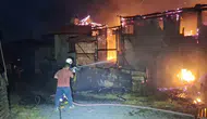 Çorum İskilip'te geceyi aydınlatan yangın iki evi kül etti