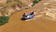 Şanlıurfa'da dereye uçan sürücüden film gibi firar planı