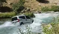 Van Bahçesaray’da boş kamyonet kendi kendine çaya uçtu