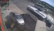 Kocaeli'de kontrolden çıkan araç merdiven boşluğuna düştü