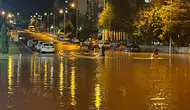 Kayseri'de sağanak hayatı felç etti; çocuklar su birikintilerinde serinledi
