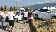 Safranbolu kavşağında iki otomobil çarpıştı 7 yaralı var