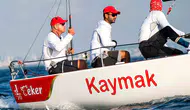 Kalamış açıklarında yelkenliler rüzgarla yarışıyor
