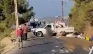Sabah işe giderken lastik patladı, kamyonet şarampole devrildi