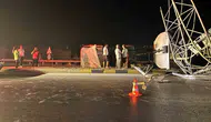 İzmir'de dorsesi açık kalan tır ortalığı birbirine kattı