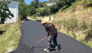 Düzce Dededüzü köyünde yollar sıcak asfaltla yenileniyor