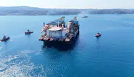 Dev vinç gemisi Boğaz trafiğini yavaşlattı