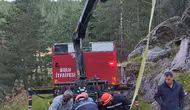 Bolu'da 50 metrelik uçurumda mahsur kalan inek vinçle kurtarıldı