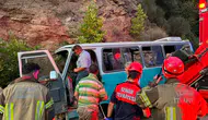 Tire'de tarım işçilerini taşıyan minibüs kayalıklara çarptı