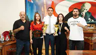 Kamanlı şampiyonlar başarılarını Belediye Başkanı Demirci ile paylaştı