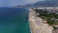 Alanya'da sıcak hava tatilcileri sahile döktü