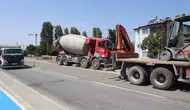 Iğdır yolunda beton mikserleri otomobili ezdi