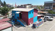 Hatay’daki muhtarlık binası bordo maviye boyandı