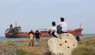 Karadeniz'in ortasında saldırıya uğradı, günlerce sürüklendi: Dev tanker kıyıya demir attı