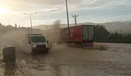 Gürün'de sağanak yolları göle çevirdi, trafik kilitlendi