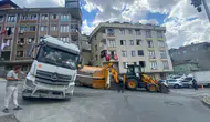 Kağıthane'de kum yüklü kamyonun damperi park halindeki otomobilin üzerine devrildi