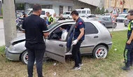 İnegöl yolunda otomobil direğe çarptı
