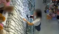 Esenyurt’taki AVM’de rahat tavırlı hırsızlık kameraya yansıdı