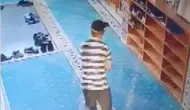 Sultangazi'de cami cemaatinin ayakkabılarını sürünerek çaldı