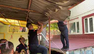 Çatıda mahsur kalan adamı polis ve itfaiye indirdi