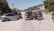 Tokat Yeşilyurt girişinde traktör otomobille çarpıştı
