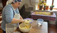 Buldan'da kış hazırlığı Kadınların elinden çıkan tarhana ve erişte, bez keselerde saklanıyor