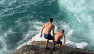 Karaburun Sahili’nde dalgalar arasında ölümle burun buruna geldi