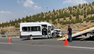 Korku dolu anlar: Servis minibüsü TIR'a ok gibi saplandı