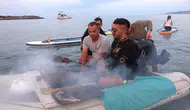 Samsun denizinde kürek sörfü yaparken kebap ziyafeti çektiler