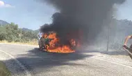 Bayındır yolunda seyir halindeki otomobil bir anda yanmaya başladı