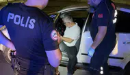 Yolun ortasında direksiyonda uyudu, polis uyandırdı