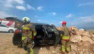 İskenderun’da kaza yapan sürücü araçta sıkıştı