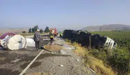 Hatay’da tır kazası sonucu devasa rulo saclar yola saçıldı