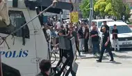 Muradiye'de cadde ortasında aile kavgası, polis TOMA ile ayırdı