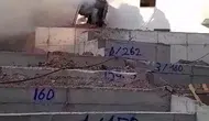 Hatay'da yanan kepçeyi kumla söndürdüler