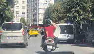Motosiklette çanak anten taşıdılar, trafikte yürekler ağza geldi