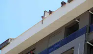 Antalya’da inşaat işçileri alacakları için çatıya çıktı