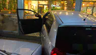 Park etmeye çalışan sürücü kafede oturan müşteriye çarptı