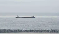 Karadeniz'de saldırıya uğrayan yük gemisi Zonguldak'a sığındı