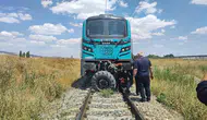 Sivas Şarkışla’da yük treni hemzemin geçitte traktöre çarptı
