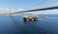 Dünyanın en büyük vinç gemisi Çanakkale Boğazı'ndan geçti