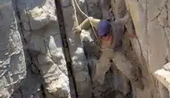 Yüksekova'da sigortalı buzağı için tehlikeli uçurum kurtarma operasyonu